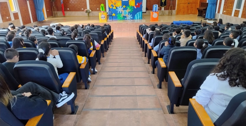 La Compañía de Títeres Aula y Teatro realiza una presentación especial para nuestros estudiantes.